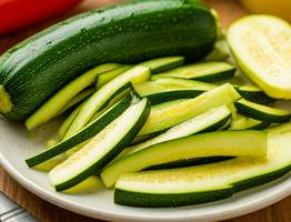 Семья подсела на быструю закуску хрустящие кабачки «Скороешки» - идеальная альтернатива малосольным огурцам