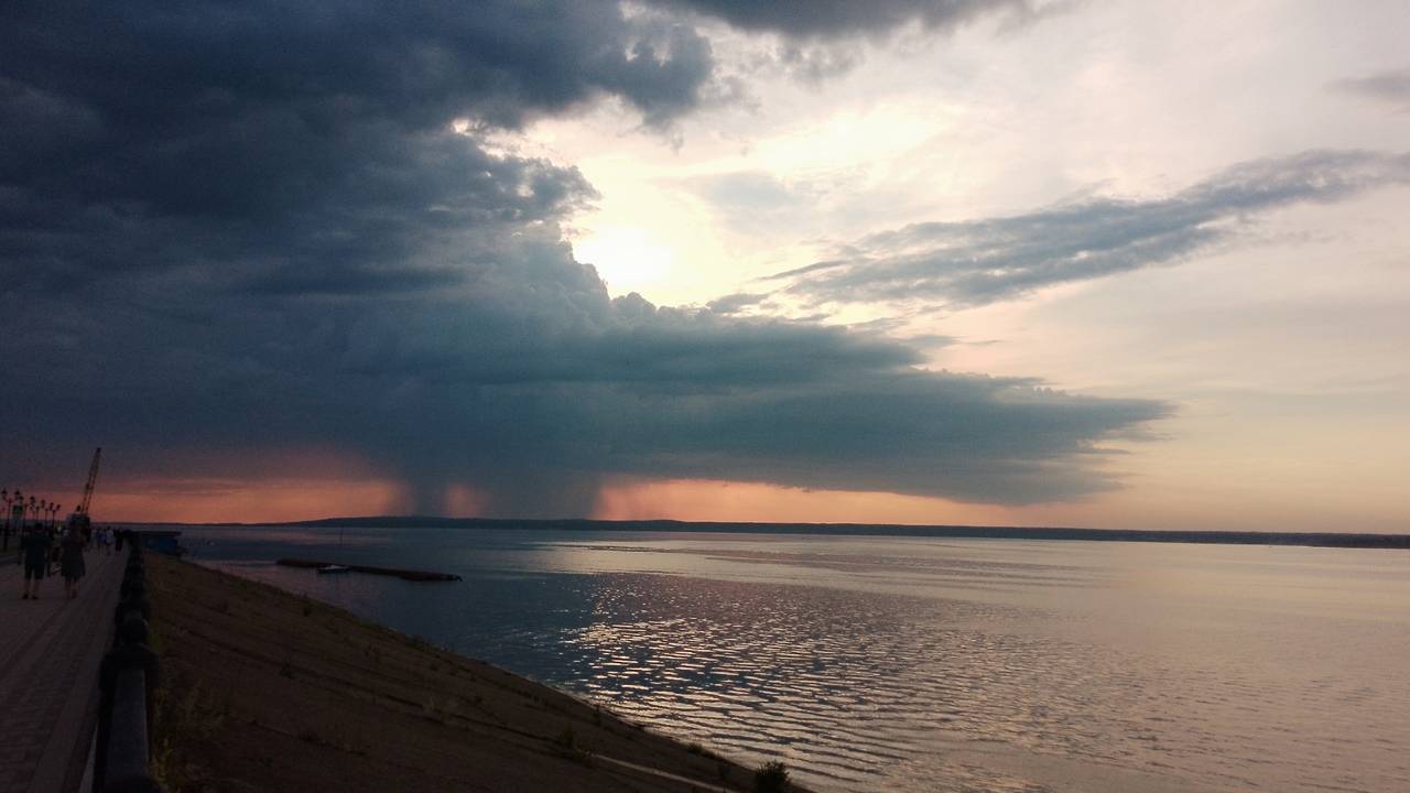 Главная картинка новости: С 18 июля температура упадет ниже десяти градусов: синоптик Роман Вильфанд ошарашил прогнозом о затяжных дождях и похолодании