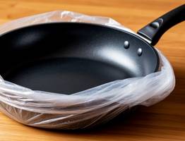 Кладу сковороду в полиэтиленовый пакет, нагар отлетает в миг, больше ничего не прилипает