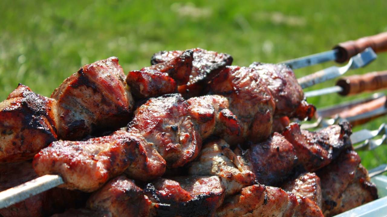 Главная картинка новости: Вот как грузины маринуют мясо для шашлыка - забудьте полностью об уксусе, майонезе и соевом соусе. Просто тает во рту