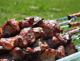 Вот как грузины маринуют мясо для шашлыка - забудьте полностью об уксусе, майонезе и соевом соусе. Просто тает во рту