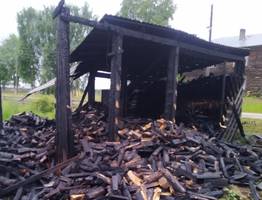 В Коми сгорела хозяйственная постройка из-за неосторожности людей
