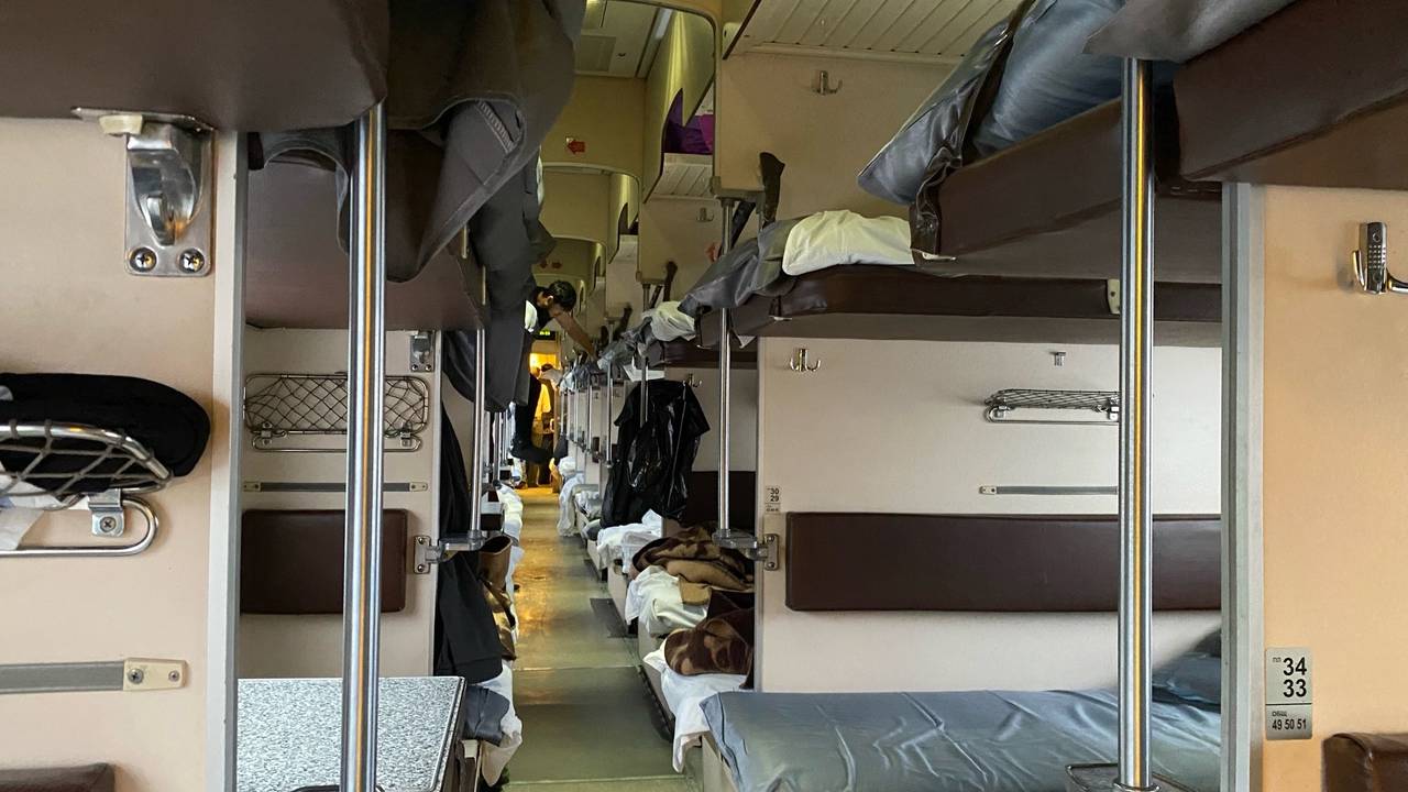 Главная картинка новости: Выкупают купе в плацкарте и вешают занавеску: новый лайфхак от пассажиров