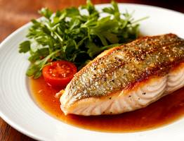 Минтай готовлю так и только так. Рыба сочнейшая, подливку хлебом вымакиваем. Быстрый ужин за 20 минут