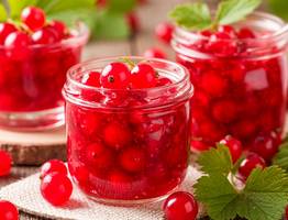 Делаю ароматный джем из красной смородины всего за 10 минут: без пектина, без заморочек и с идеальной текстурой