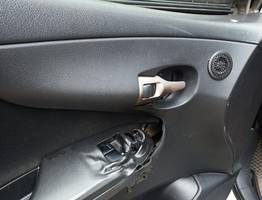 Судебный пристав в Коми оперативно потушил возгорание автомобиля, предотвратив масштабный пожар