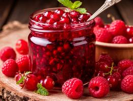 Приготовьте «живое» варенье за 15 минут: малина и смородина без варки