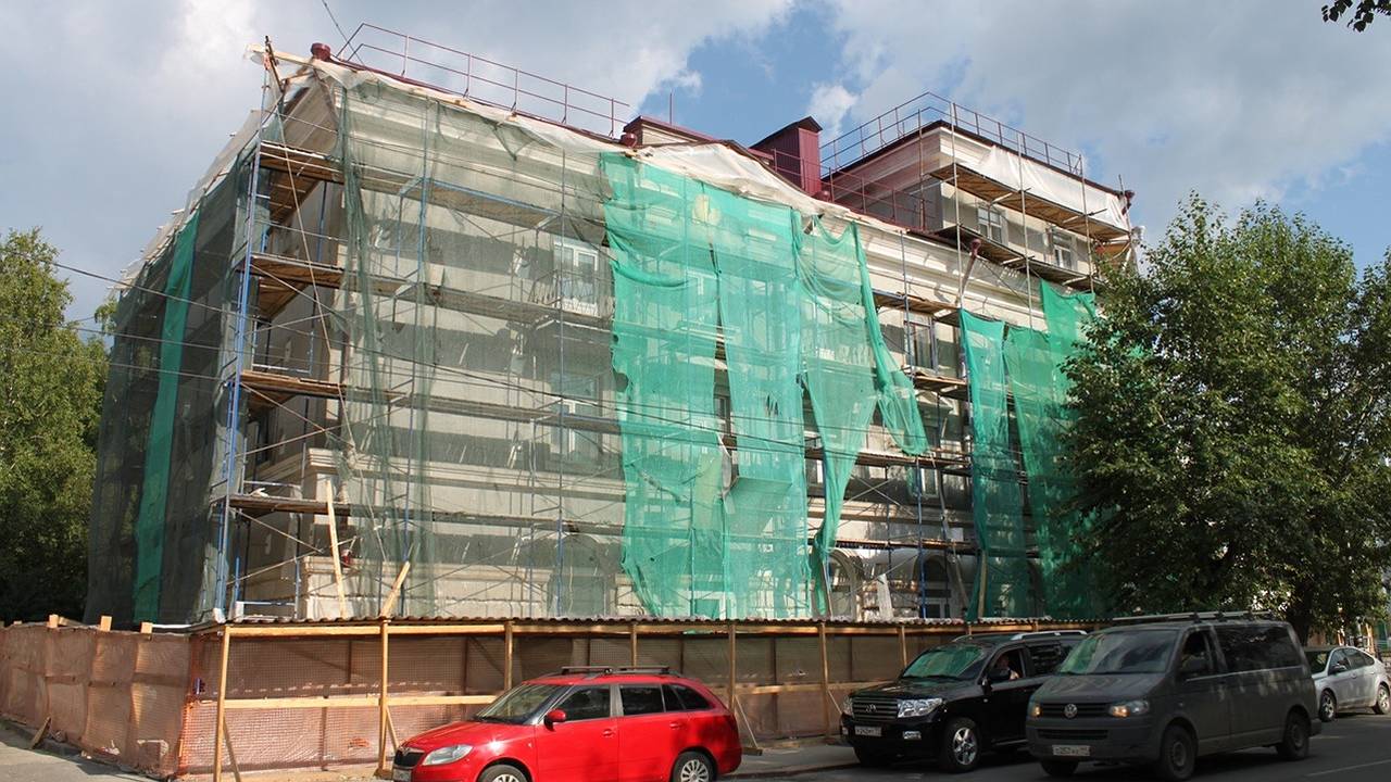 Главная картинка новости: В Сыктывкаре проверили ход капремонта: фасады обновляют, но остаются проблемные дома