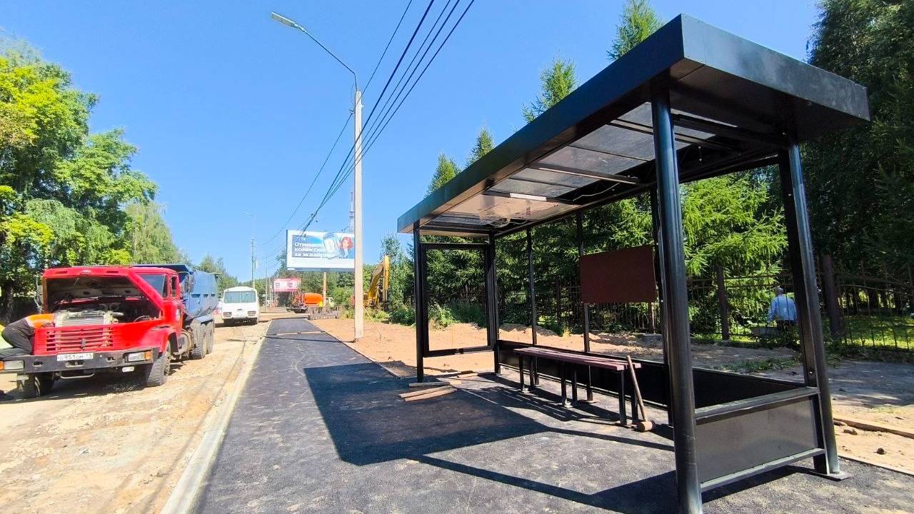 Главная картинка новости: Октябрьский проспект в Сыктывкаре преображается: появились новые тротуары и остановки