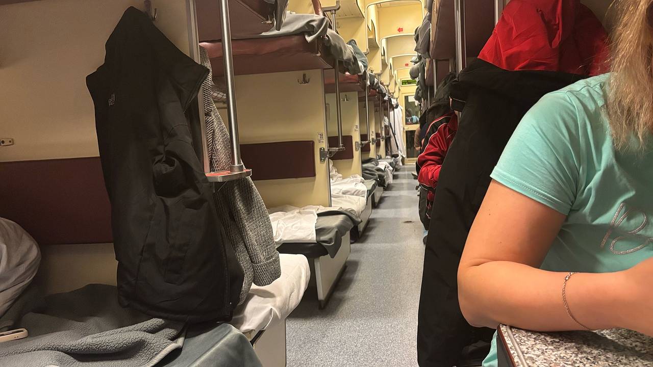 Главная картинка новости: «Вернулся в вагон после стоянки, а на моем месте лежит соседка сверху» — россиянин поделился незабываемой поездкой в поезде
