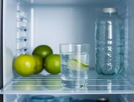 Уходя из дома всегда ставлю стакан воды в холодильник и происходит "чудо" - лайфхак, который пригодится каждой хозяйке