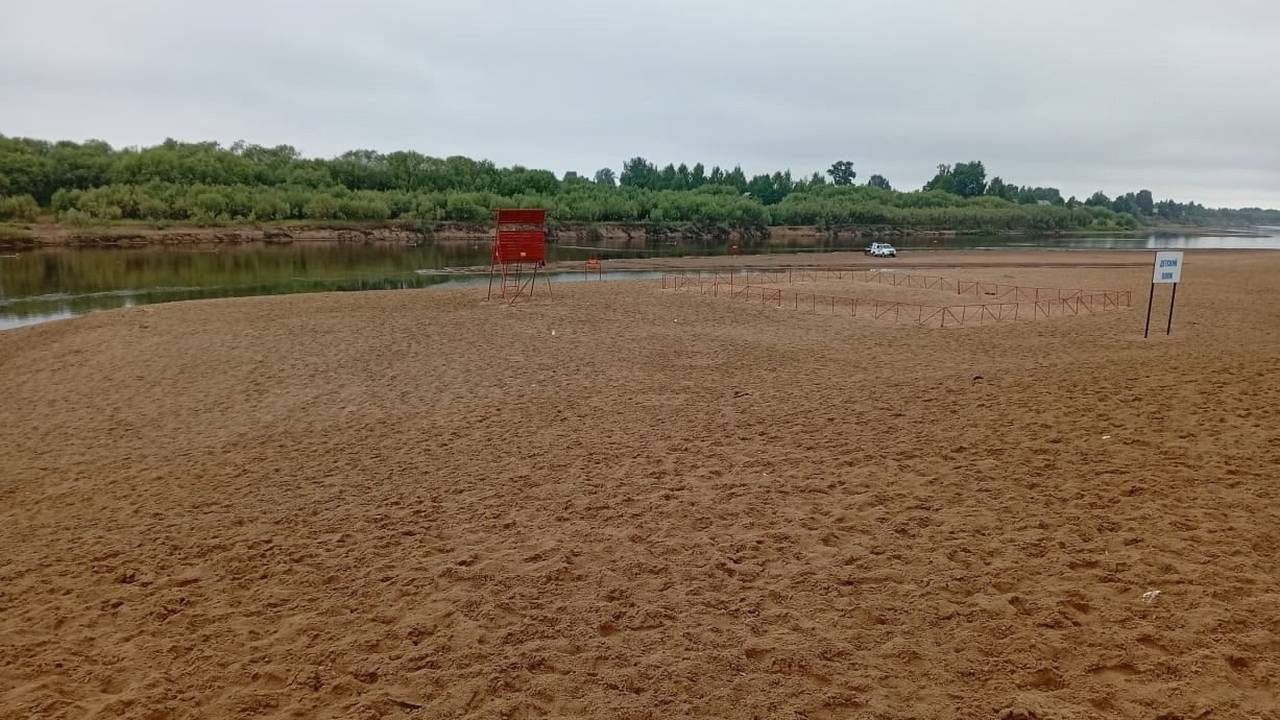 Главная картинка новости: В Сыктывкаре навели порядок на городском пляже после жалоб горожан