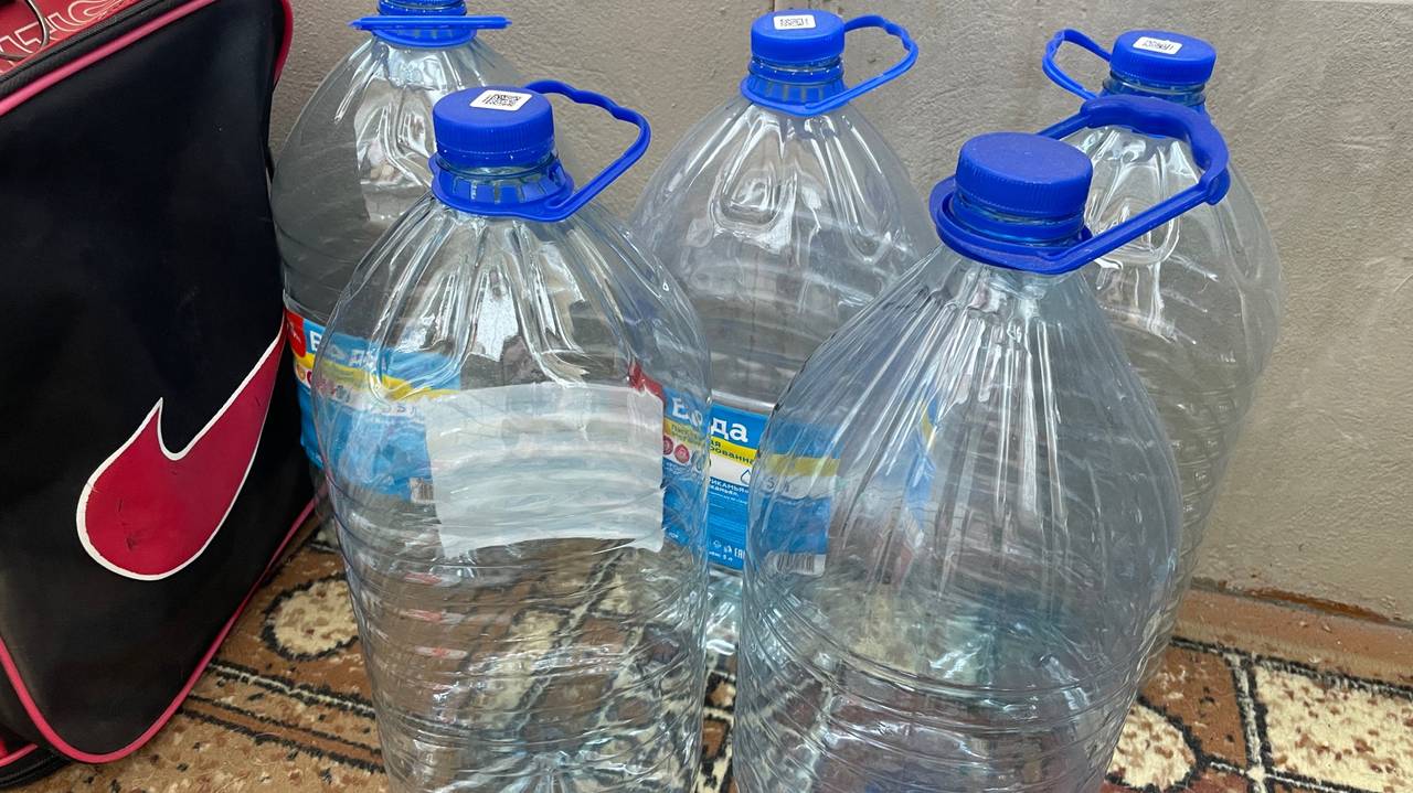 Главная картинка новости: И как я жил без этой находки: кладу пластиковую бутылку за стиральную машинку - мелочь, а пользы выше крыши