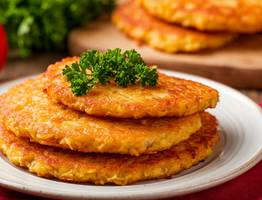 Научили готовить сочные драники по-белорусски без муки и яиц - как пирожные нежные, воздушные. И 5 хитростей приготовления