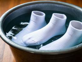 Кидаю 4 ложки в таз — и даже самые заношенные носки станут белее снега: простой и полезный лайфхак