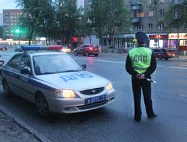 Вышел из машины, иду по делам, догоняет инспектор ГИБДД требует предъявите документы, как быть в такой ситуации. Рассказывает автоюрист