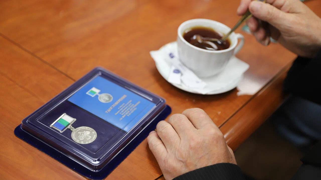 Главная картинка новости: Народный мастер Леонид Агеев получил высшую награду Минкультуры Коми