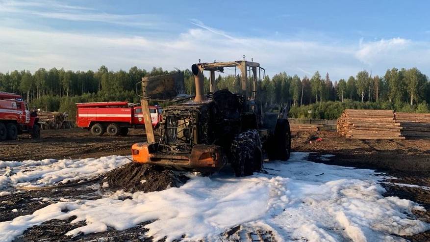 Главная картинка новости: В Коми загорелся автопогрузчик: потребовалась помощь спасателей