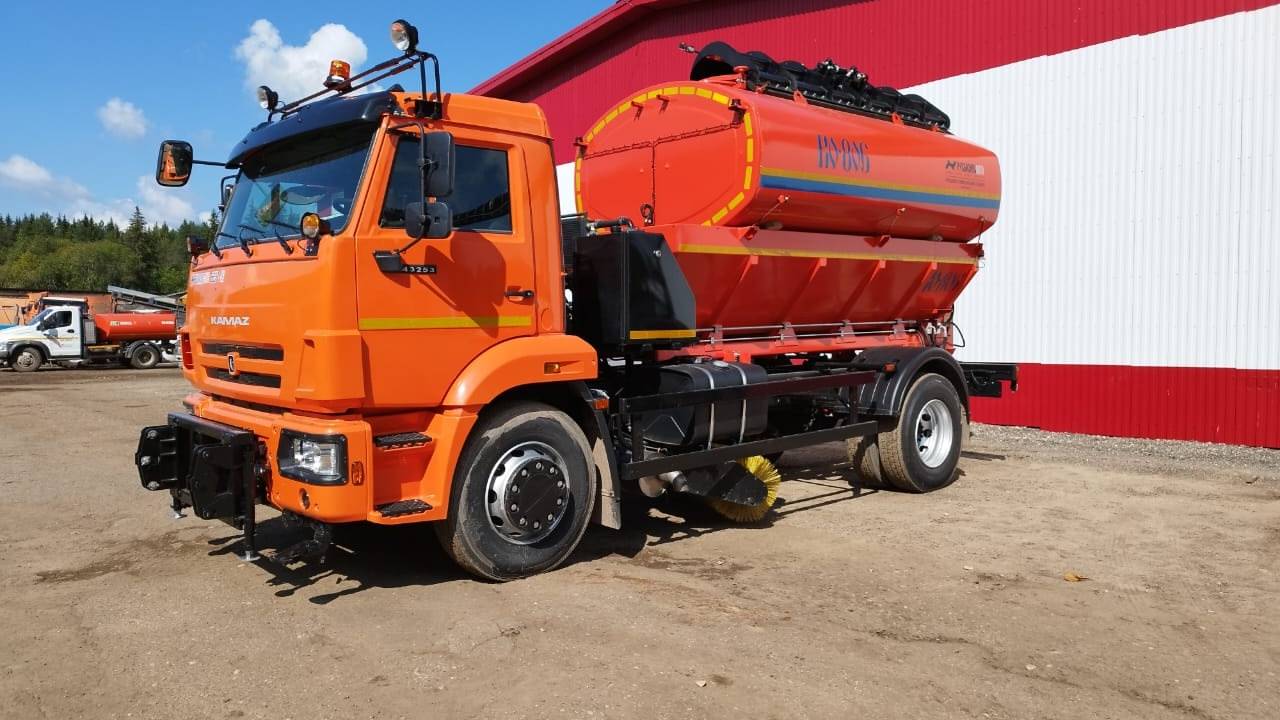 Главная картинка новости: Сыктывкарские дорожники получили нового "зимнего бойца"