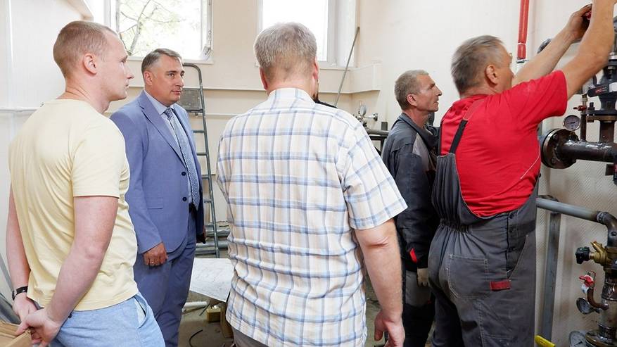 Главная картинка новости: Ремонт Дворца бракосочетания в Сыктывкаре ускоряют за счет дополнительных рабочих