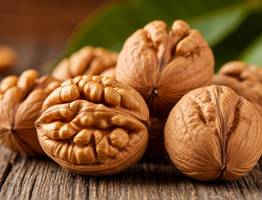 Теперь грецкие орехи не чищу - использую бутылку: легко как щелкать семечки - ядрышко всегда целое, никаких крошек