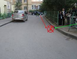 В Коми ребенок попал под колеса машины во дворе дома