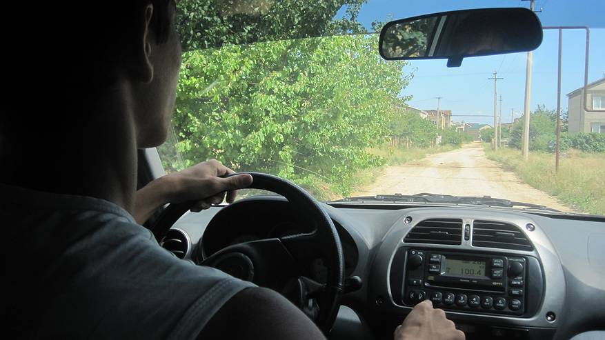 Главная картинка новости: Секрет опытных водителей: когда нужно выжимать сцепление на "механике", а когда нет