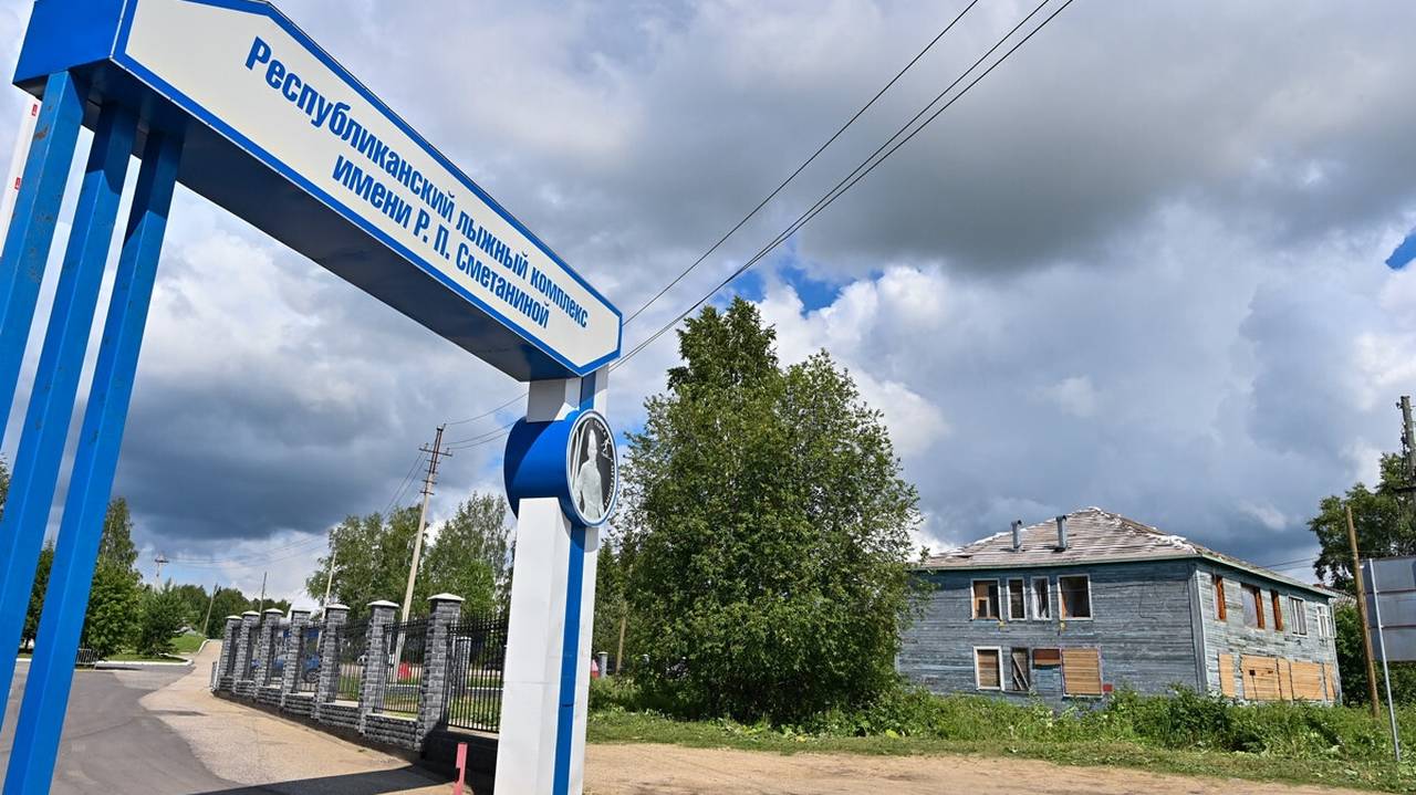 Главная картинка новости: Под Сыктывкаром расчищают территорию для новой парковки у стадиона Сметаниной