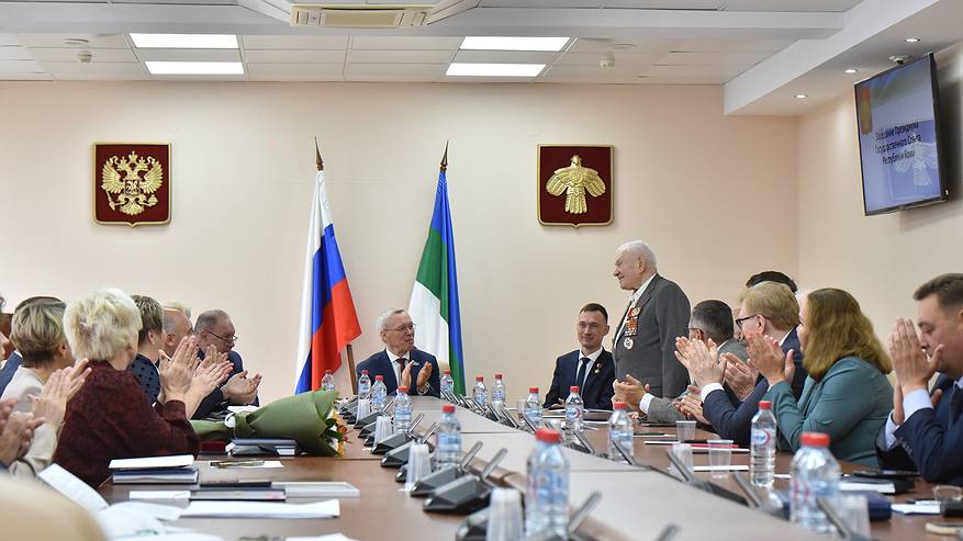 Главная картинка новости: 102-летний ветеран войны и труда принял участие в заседании Госсовета Коми