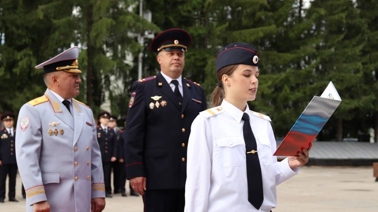 Главная картинка новости: В Сыктывкаре пополнились ряды правоохранителей: новое поколение полицейских принесло присягу