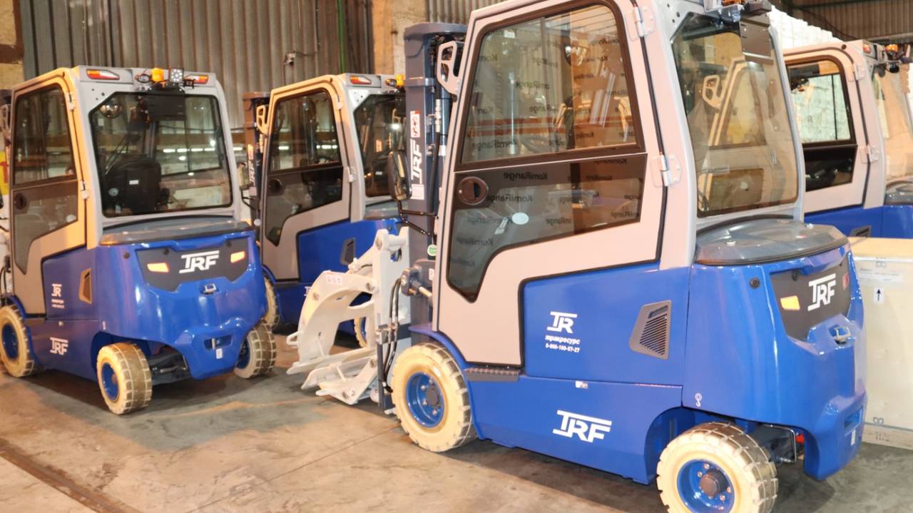 Главная картинка новости: Сыктывкарский ЛПК переходит на экологичный транспорт: запуск нового парка погрузчиков