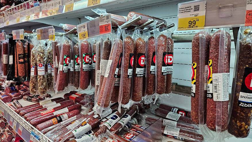 Главная картинка новости: В Магните колбаску за 59 еле успел отхватить. Даже продавать не хотели