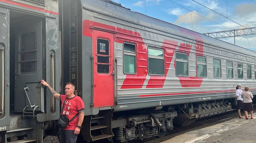 Главная картинка новости: Попутчики мне не оставили места поесть внизу, а потом долго сидели в тишине и делали вид, что ничего не произошло