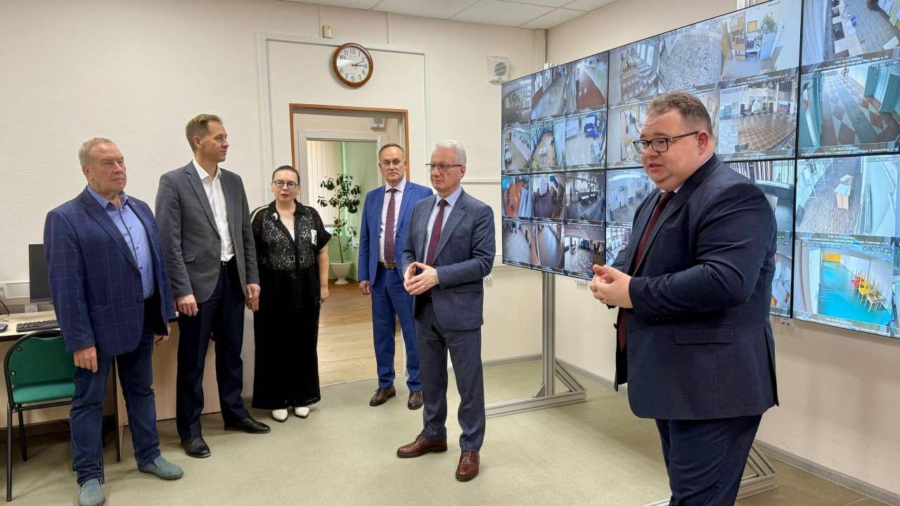 Главная картинка новости: В Коми запустили видеостену для контроля избирательных участков в режиме реального времени