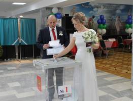 Молодожены в Коми совместили регистрацию брака с участием в выборах