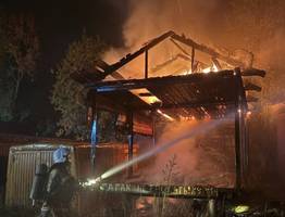 В Коми пожар уничтожил два гаража: причины неизвестны