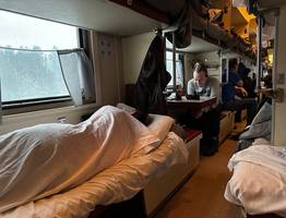 Посреди ночи меня разбудили в поезде и потребовали переселиться — причина шокировала