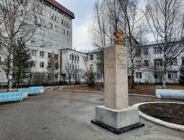 В Сыктывкаре открыли памятную доску легендарному врачу Анатолию Лукьянову