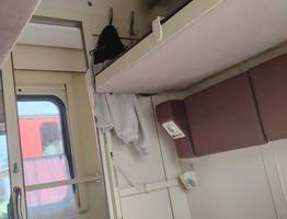 Лежу в одном белье в женском СВ, и вдруг заходит мужчина из плацкарта: я только поужинаю. Оказалось, это сын попутчицы