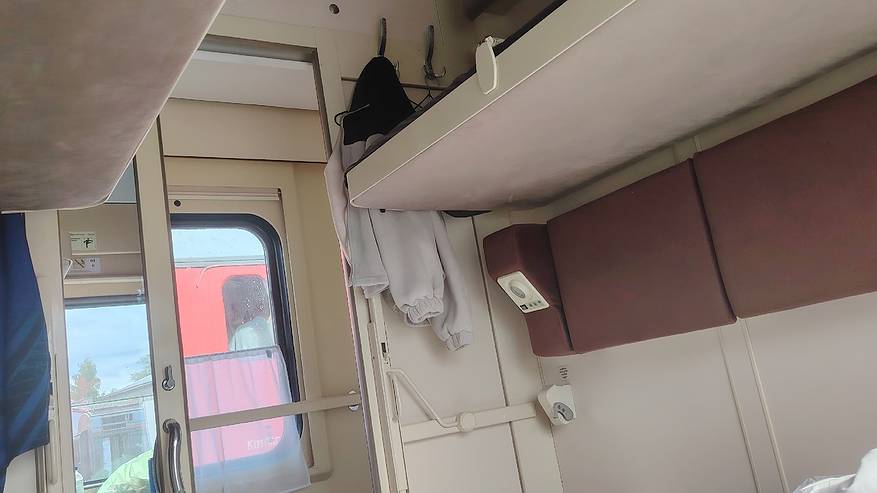 Главная картинка новости: Лежу в одном белье в женском СВ, и вдруг заходит мужчина из плацкарта: я только поужинаю. Оказалось, это сын попутчицы