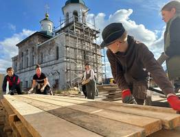 Сотрудницы полиции Сыктывкара приняли участие в восстановлении храма в Лялях