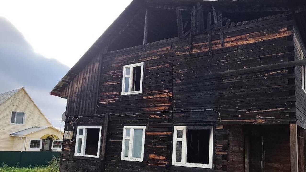 Главная картинка новости: 30 сентября сотрудники МЧС по Коми спасли жилой дом от полного уничтожения