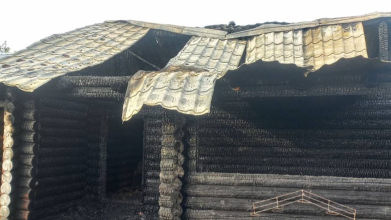 Главная картинка новости: Пожарные Коми дважды выезжали по сигналу: потушили дом и баню