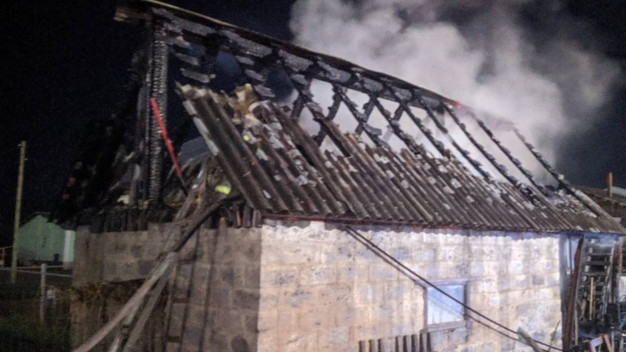 Главная картинка новости: Пожарные Коми ликвидировали последствия ошибки при топке печи в Усть-Куломе