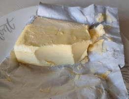 Когда иду в магазин всегда беру с собой фонарик: показываю, как с его помощью отличить настоящее сливочное масло