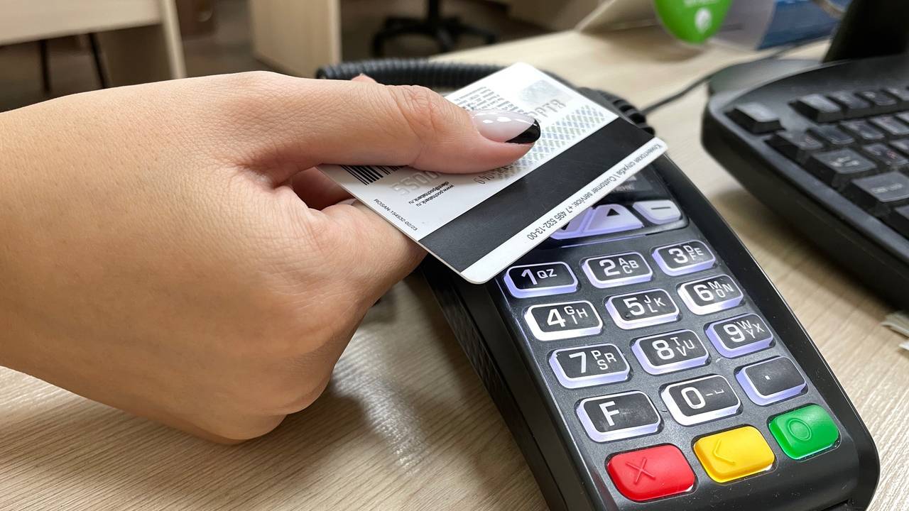 Выключи это в телефоне, чтобы жулики не могли украсть деньги