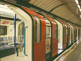 Для чего в Ленинградском метро строили станции с дверьми на платформе