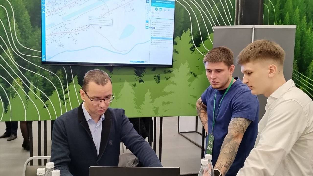 Главная картинка новости: Специалисты из Коми презентовали на форуме систему слежения за лесными пожарами