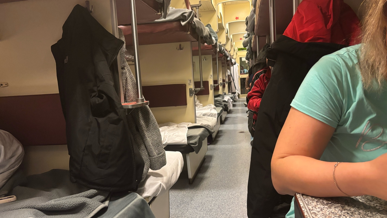 Незнакомец сел на мою полку с копченой курицей и пенным напитком — чем закончилась наглость чужака в купе и как мне помог проводник