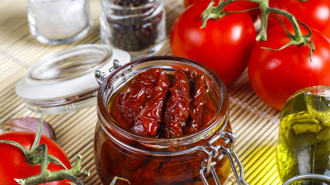 Главная картинка новости: Итальянцы запасают на зиму по 10 банок, а мы всё ещё едим банальные соленья: пикантная закуска за 25 минут
